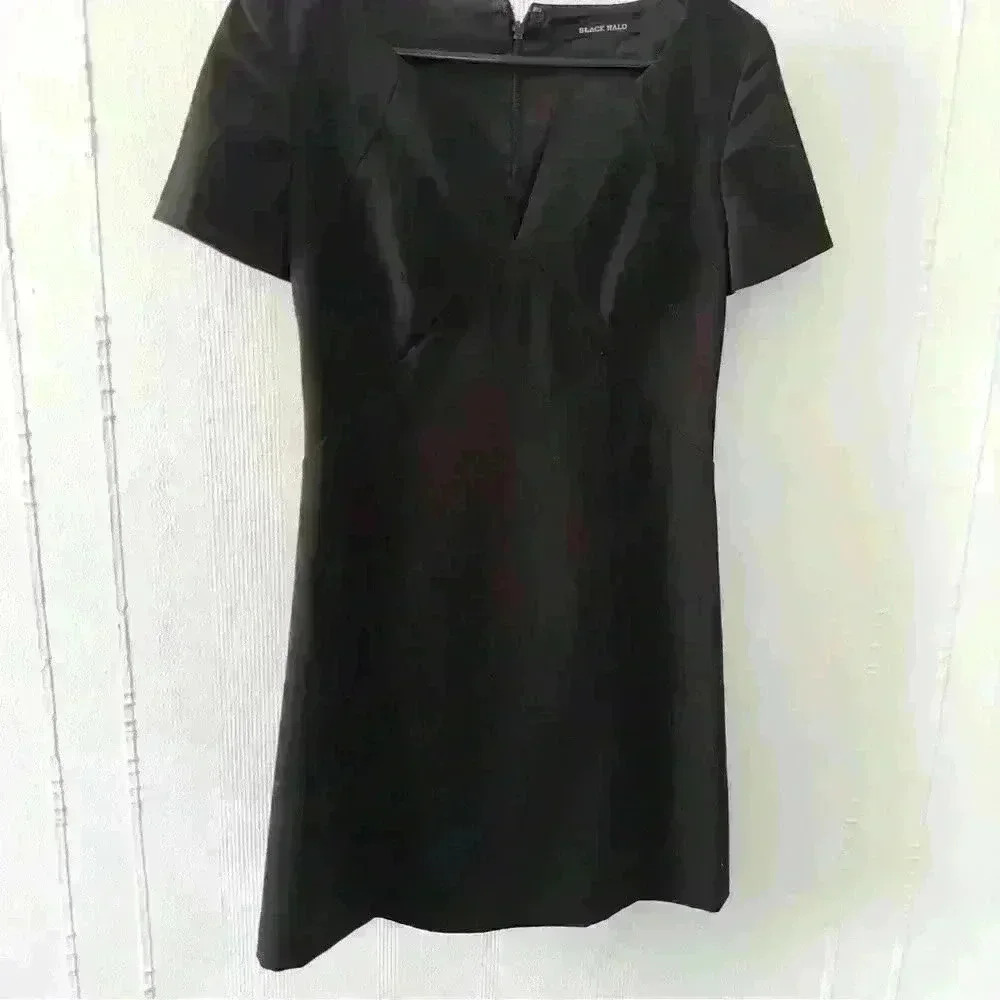 Black Halo Vneck cut in black size 4